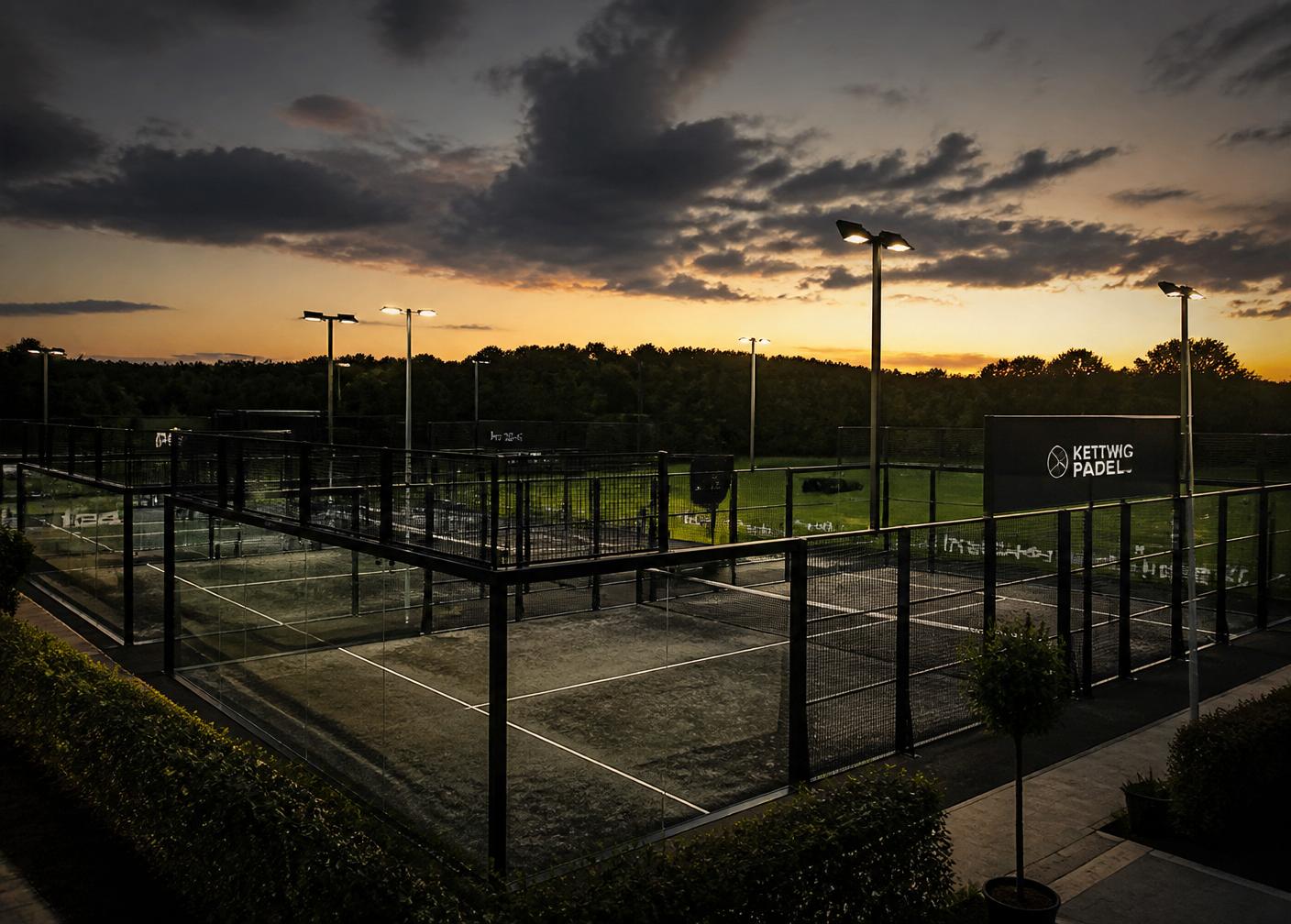 Outdoor Padelcourts im Abendlicht
